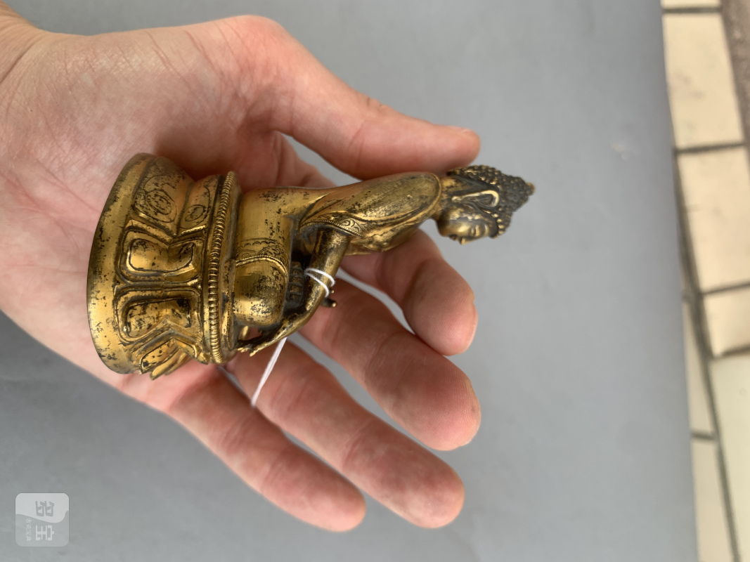 A GILT-BRONZE FIGURE OF BUDDHA SHAKYAMUNI - 图9